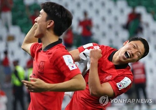 프리미어리그에 코리안리거들이 같은 소속팀에서 뛰는 모습을 보게될까. 황희찬 소속팀 울버햄프턴 원더러스가 황인범 영입을 고려하고 있다. 26일 영국 풋볼팬캐스트에 따르면 개리 오닐 감독은 울버햄프턴에서 황희찬에게 딱 맞는 선수를 영입할 수 있으며 이번 주 황인범의 경기를 지켜보기 위해 츠르베나 즈베즈다와 파르티잔 베오그라드의 세르비아컵 4강전 경기에 스카우트를 파견한 것으로 알려졌다. 울버햄프턴은 황인범이 중원을 개선하는 데 큰 도움이 될 것으로 여기고 있다. 연합뉴스