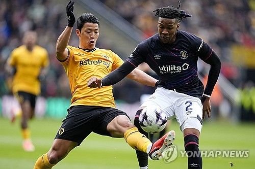 울버햄튼이 27일(한국시간) 잉글랜드 울버햄튼에 있는 몰리뉴 스타디움에서 열린 루턴타운과의 2023-2024시즌 프리미어리그 35라운드 홈 경기에서 황희찬과 토티 고메스의 연속 골로 2-1으로 승리했다. 울버햄튼은 승점 3점을 얻어 리그 10위(13승 7무 15패 승점 46)로 한 계단 올라섰다. 9위 첼시(13승 8무 11패 승점 47)와의 승점 차는 1점으로 줄어 들었다. 다만 첼시는 3경기를 덜 치렀다. 황희찬은 리그 11호골이자 올해 첫 골을 신고했다. 연합뉴스