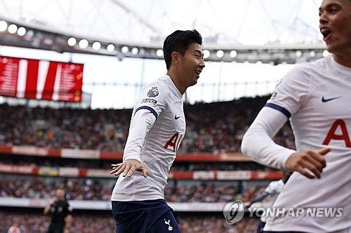 토트넘 홋스퍼의 주장 손흥민이 라이벌 아스널에 경고를 날렸다. 아스널과의 중요한 일전을 앞둔 손흥민은 아스널전을 통해 토트넘이 이전처럼 돌아올 수 있을 거라며 기대감을 나타냈다. 이번 시즌 터트린 멀티골을 비롯해 북런던 더비에서 꾸준히 좋은 활약을 펼쳤던 손흥민은 다가오는 경기에서도 토트넘의 키 플레이어다. 사진 연합뉴스