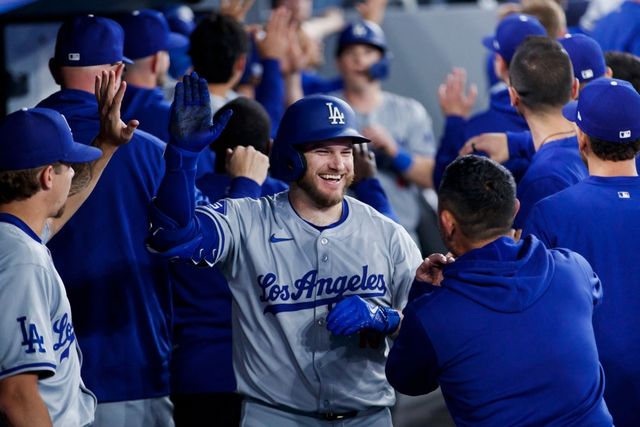 LA 다저스 내야수 맥스 먼시가 27일 캐나다 온타리오주 토론토에 위치한 로저스센터에서 열린 2024 미국프로야구 메이저리그 토론토 블루제이스와의 원정경기에서 5번타자 겸 3루수로 선발 출전, 홈런 1개 포함 6타수 3안타 3타점을 기록하면서 팀의 12-2 대승에 기여했다. 먼시가 3회초 무사 2·3루에서 3점홈런을 날린 뒤 더그아웃으로 돌아와 동료들의 환영을 받고 있다. AFP 연합뉴스