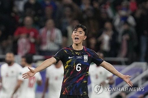 프리미어리그에 코리안리거들이 같은 소속팀에서 뛰는 모습을 보게될까. 황희찬 소속팀 울버햄프턴 원더러스가 황인범 영입을 고려하고 있다. 26일 영국 풋볼팬캐스트에 따르면 개리 오닐 감독은 울버햄프턴에서 황희찬에게 딱 맞는 선수를 영입할 수 있으며 이번 주 황인범의 경기를 지켜보기 위해 츠르베나 즈베즈다와 파르티잔 베오그라드의 세르비아컵 4강전 경기에 스카우트를 파견한 것으로 알려졌다. 울버햄프턴은 황인범이 중원을 개선하는 데 큰 도움이 될 것으로 여기고 있다. 연합뉴스