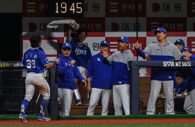 박진만 삼성 라이온즈 감독이 27일 서울 고척스카이돔에서 열린 2024 신한 SOL Bank KBO리그 키움 히어로즈와 시즌 4차전에서 경기 중 득점을 기록한 외야수 김성윤을 격려하고 있다. 삼성은 이날 키움을 11-0으로 완파하고 2연승과 함께 4연속 위닝 시리즈를 챙겼다. 사진 삼성 라이온즈