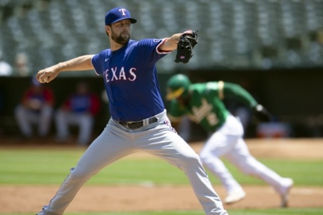 SSG 랜더스가 27일 로버트 더거의 대체 외국인 투수로 드류 앤더슨을 연봉 57만 달러에 영입했다고 발표했다. SSG는 우수한 직구 구위를 보유하고 있고, 특히 낙차 큰 커브와 커터, 슬라이더, 체인지업을 구사하는 등 다양한 결정구를 지니고 있어 선발투수로서의 자질을 높게 평가해 영입하게 됐다고 설명했다. 2021년 텍사스에서 뛰던 앤더슨의 모습. AP 연합뉴스