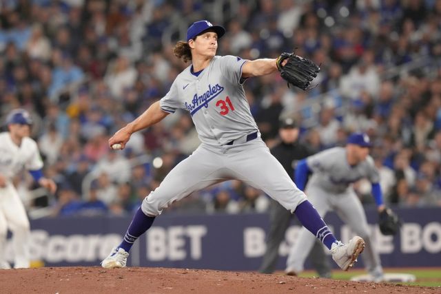 LA 다저스 타일러 글래스노우가 28일 캐나다 온타리오주 토론토에 위치한 로저스센터에서 열린 2024 미국프로야구 메이저리그 토론토 블루제이스와의 원정경기에서 선발 등판해 6이닝 2피안타 3볼넷 9탈삼진 1실점으로 시즌 5승째를 올렸다. AP 연합뉴스