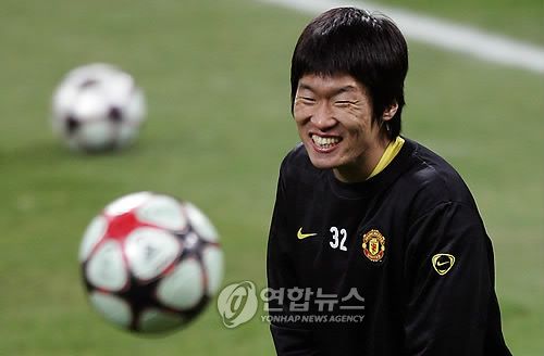 프리미어리그 통산 19호골을 넣은 황희찬이 한국 축구 레전드 박지성과 어깨를 나란히 했다. 울버햄튼은 27일(한국시간) 잉글랜드 울버햄튼에 있는 몰리뉴 스타디움에서 열린 루턴타운과의 2023-2024시즌 프리미어리그 35라운드 홈 경기에서 황희찬과 토티 고메스의 연속 골로 2-1 승리했다. 프리미어리그 통산 19호골을 작성한 황희찬은 과거 맨체스터 유나이티드에서 활약한 박지성과 동률을 이뤘다. 연합뉴스