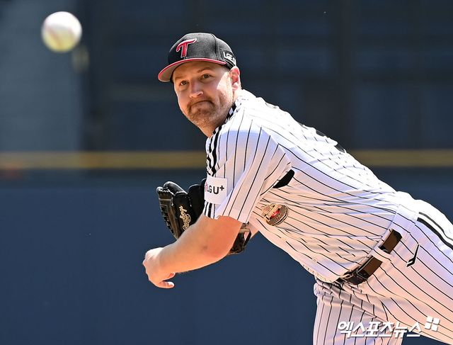 26일 오후 서울 송파구 잠실야구장에서 열리는 2024 신한 SOL Bank KBO리그 KIA 타이거즈와 LG 트윈스의 경기, 1회초 LG 선발투수 엔스가 공을 힘차게 던지고 있다. 엑스포츠뉴스 DB