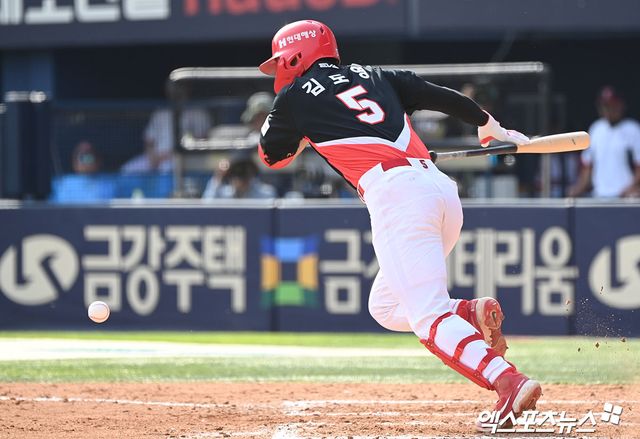 28일 오후 서울 송파구 잠실야구장에서 열린 2024 신한 SOL Bank KBO리그 KIA 타이거즈와 LG 트윈스의 경기, 7회초 무사 1,2루 KIA 김도영이 번트를 시도하고 있다. 잠실, 김한준 기자