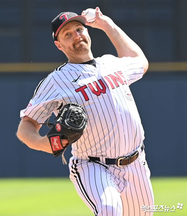 26일 오후 서울 송파구 잠실야구장에서 열리는 2024 신한 SOL Bank KBO리그 KIA 타이거즈와 LG 트윈스의 경기, 1회초 LG 선발투수 엔스가 공을 힘차게 던지고 있다. 엑스포츠뉴스 DB