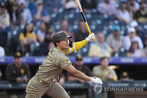 샌디에이고 파드리스 김하성이 타격하고 있다. 김하성은 29일 미국 캘리포니아주 샌디에이고의 펫코파크에서 열린 2024 미국 메이저리그(MLB) 정규시즌 필라델피아 필리스와의 홈경기에 7번 타자 겸 유격수로 선발 출전해 3타수 무안타 1볼넷 1득점에 그쳤다. 최근 3경기 연속 무안타로 침묵했다. AP/연합뉴스​