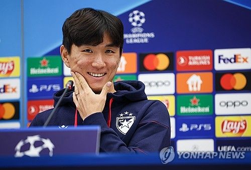 세르비아 매체 스포르탈이 28일(한국시간) 황인범의 이적설을 전하면서 '한국인 지휘자(Korea Conductor)'를 지키는 것은 정말 어려운 일이라고 전했다.&nbsp;황인범은 대표팀 동료이자 절친 황희찬의 소속팀 울버햄튼 원더러스의 관심을 받고 있다. 연합뉴스