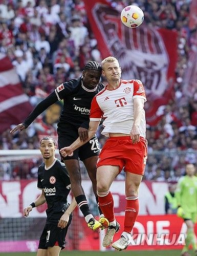 독일 축구 전문지 키커가 29일(한국시간) 바이에른 뮌헨의 레알 마드리드전 예상 라인업을 공개했다. 여기에 김민재의 이름은 다시 보이지 않았다.&nbsp; 뮌헨은 오는 5월 1일 오전 4시 독일 바이에른주 뮌헨에 있는 알리안츠 아레나에서 레알 마드리드와 2023-2024시즌 유럽축구연맹(UEFA) 챔피언스리그 준결승 1차전을 치른다.&nbsp; 다요 우파메카노와 마타이스 더리흐트가 모두 부상을 당했지만, 김민재는 예상 라인업에 이름을 올리지 못했다. 연합뉴스