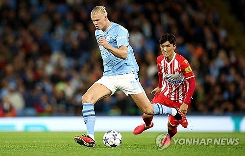 세르비아 매체 스포르탈이 28일(한국시간) 황인범의 이적설을 전하면서 '한국인 지휘자(Korea Conductor)'를 지키는 것은 정말 어려운 일이라고 전했다.&nbsp;황인범은 대표팀 동료이자 절친 황희찬의 소속팀 울버햄튼 원더러스의 관심을 받고 있다. 연합뉴스