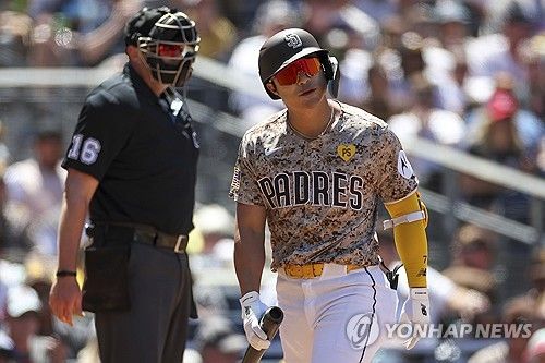 샌디에이고 파드리스 김하성이 29일 미국 캘리포니아주 샌디에이고의 펫코파크에서 열린 2024 미국 메이저리그(MLB) 정규시즌 필라델피아 필리스와의 홈경기에 7번 타자 겸 유격수로 선발 출전해 삼진 당한 뒤 아쉬워하고 있다. 이날 김하성은 3타수 무안타 1볼넷 1득점에 그쳤다. 최근 3경기 연속 무안타로 침묵했다. AP/연합뉴스​