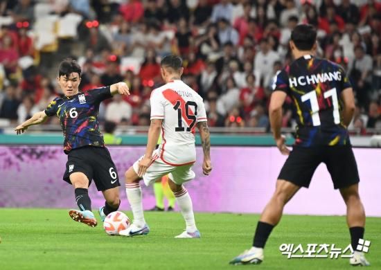 세르비아 매체 스포르탈이 28일(한국시간) 황인범의 이적설을 전하면서 '한국인 지휘자(Korea Conductor)'를 지키는 것은 정말 어려운 일이라고 전했다.&nbsp;황인범은 대표팀 동료이자 절친 황희찬의 소속팀 울버햄튼 원더러스의 관심을 받고 있다. 엑스포츠뉴스DB