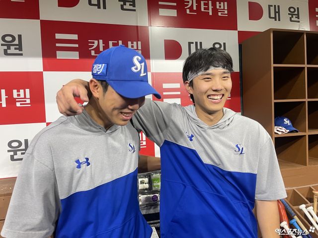 왼쪽부터 삼성 라이온즈 내야수 김영웅과 이재현. 서울 고척스카이돔에서 키움 히어로즈와 원정경기를 앞두고 인터뷰한 뒤 기념촬영을 위해 김영웅이 이재현의 팔을 들어 어깨동무 중이다. 최원영 기자