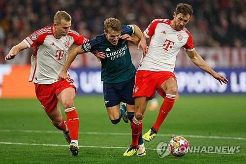 독일 축구 전문지 키커가 29일(한국시간) 바이에른 뮌헨의 레알 마드리드전 예상 라인업을 공개했다. 여기에 김민재의 이름은 다시 보이지 않았다.&nbsp; 뮌헨은 오는 5월 1일 오전 4시 독일 바이에른주 뮌헨에 있는 알리안츠 아레나에서 레알 마드리드와 2023-2024시즌 유럽축구연맹(UEFA) 챔피언스리그 준결승 1차전을 치른다.&nbsp; 다요 우파메카노와 마타이스 더리흐트가 모두 부상을 당했지만, 김민재는 예상 라인업에 이름을 올리지 못했다. 연합뉴스