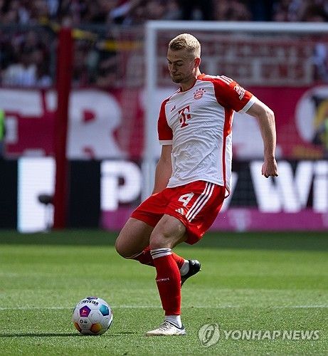 독일 축구 전문지 키커가 29일(한국시간) 바이에른 뮌헨의 레알 마드리드전 예상 라인업을 공개했다. 여기에 김민재의 이름은 다시 보이지 않았다.&nbsp; 뮌헨은 오는 5월 1일 오전 4시 독일 바이에른주 뮌헨에 있는 알리안츠 아레나에서 레알 마드리드와 2023-2024시즌 유럽축구연맹(UEFA) 챔피언스리그 준결승 1차전을 치른다.&nbsp; 다요 우파메카노와 마타이스 더리흐트가 모두 부상을 당했지만, 김민재는 예상 라인업에 이름을 올리지 못했다. 연합뉴스