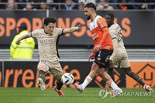 이강인이 후반 추가시간 극적인 어시스트를 기록하며 소속팀 파리 생제르맹(PSG)을 패배 위기에서 구해냈다. PSG는 28일(한국시간) 프랑스 파리에 위치한 파르크 데 프랭스에서 열린 르아브르와의 2023-24시즌 리그1 31라운드 경기에서 3-3 무승부를 거뒀다. 커리어 첫 리그 우승은 불발됐지만 이강인은 후반 시작과 함께 교체 투입돼 45분을 뛰면서 후반 추가시간 곤살루 하무스의 극장 동점골을 어시스트 하는 등 눈에 띄는 활약을 펼쳤다. 연합뉴스