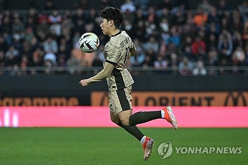 이강인이 후반 추가시간 극적인 어시스트를 기록하며 소속팀 파리 생제르맹(PSG)을 패배 위기에서 구해냈다. PSG는 28일(한국시간) 프랑스 파리에 위치한 파르크 데 프랭스에서 열린 르아브르와의 2023-24시즌 리그1 31라운드 경기에서 3-3 무승부를 거뒀다. 커리어 첫 리그 우승은 불발됐지만 이강인은 후반 시작과 함께 교체 투입돼 45분을 뛰면서 후반 추가시간 곤살루 하무스의 극장 동점골을 어시스트 하는 등 눈에 띄는 활약을 펼쳤다. 연합뉴스