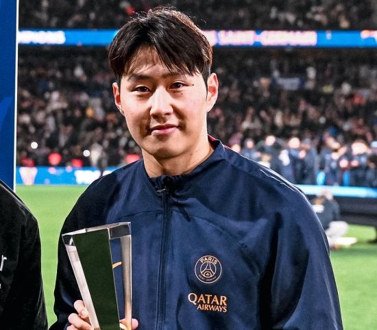 PSG가 29일(한국시간) 공식적으로 2023-2024시즌 리그1 우승을 확정지었다. 리그 통산 12번째 우승이자 구단 통산 50번째 트로피다.&nbsp; 2위 팀인 AS모나코가 이날 프랑스 리옹에 있는 그루파마 스타디움에서 열린 올랭피크 리옹과의 리그 31라운드 맞대결에서 2-3으로 역전패를 당해 PSG 추격에 실패했다. 생애 첫 리그 우승을 차지한 이강인은 UEFA 챔피언스리그, 쿠프드프랑스 우승을 연달아 차지하면 한국 선수 최초 쿼드러플을 달성하게 된다. PSG