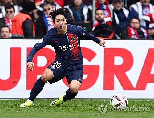 스페인 언론 문도 데포르티보가 3일 파리 특파원 기사를 통해 이강인이 킬리앙 음바페를 넘어 PSG에서 가장 많은 유니폼을 판매한 선수가 됐다고 전했다.&nbsp;연합뉴스