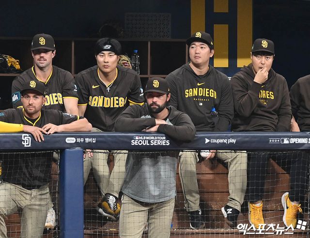 2024시즌 메이저리그 도전을 선택했던 샌디에이고 파드리스 고우석이 마이너리그 더블A에서 시즌을 시작한다. 샌디에이고 산하 마이너리그 더블A 팀인 샌안토니오 미션스는 3일 개막 로스터 28명 명단을 발표했다. 고우석은 이 명단에 이름을 올려 더블A에서 일단 미국 생활을 시작하게 됐다. 사진은 지난달 서울시리즈에서 고우석이 김하성과 경기를 지켜보는 모습이다. 엑스포츠뉴스 DB