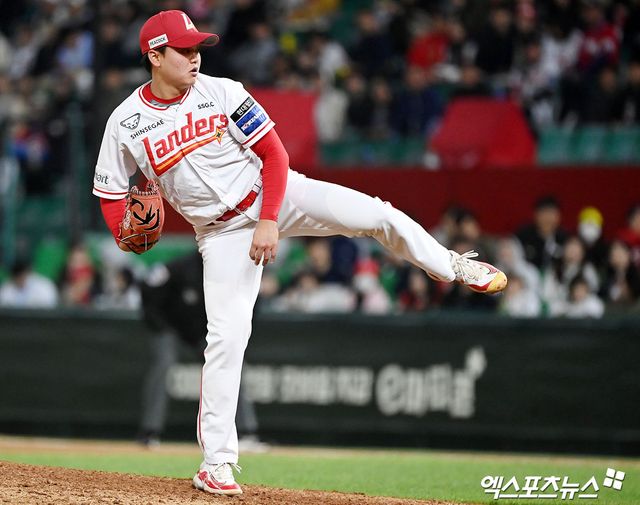 17일 오후 인천SSG랜더스필드에서 열린 2024 신한 SOL Bank KBO리그 KIA 타이거즈와 SSG 랜더스의 경기, 8회초 2사 SSG 이기순이 공을 힘차게 던지고 있다. 엑스포츠뉴스DB