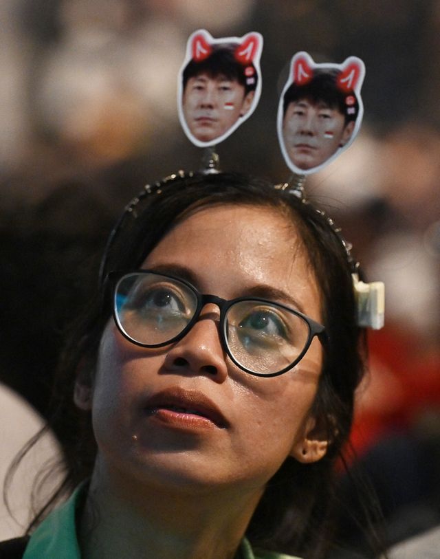 신태용 감독이 지휘하는 인도네시아 23세 이하(U-23) 축구대표팀은 30일(이하 한국시간) 카타르 도하에서 끝난 2024 아시아축구연맹(AFC) U-23 아시안컵 준결승에서 우즈베키스탄에 0-2로 완패했다. 이번 대회는 파리 올림픽 아시아 최종예선을 겸하고 있다. 이 대회에서 1∼3위를 차지하는 팀은 올림픽 본선 직행 티켓을 거머쥔다. 4위는 대륙간 플레이오프를 거쳐 파리행 여부를 가리는데 아프리카 4위를 확정지은 기니가 다음달 9일 프랑스 클레르 퐁텐에서 열리는 플레이오프에 먼저 오른 상태다. 인도네시아는 이날 패배에 따라 3~4위 결정전으로 밀렸다. 또 다른 준결승전에서 일본에 0-2로 패한 이라크와 아시아의 3번째 파리행 직행 티켓을 두고 한판 대결을 펼치게 됐다. 연합뉴스