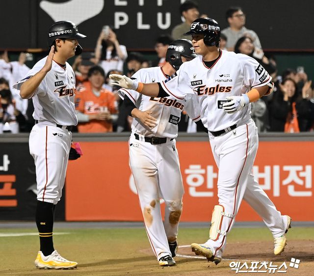 30일 오후 대전 한화생명이글스파크에서 열린 2024 신한 SOL Bank KBO리그 SSG 랜더스와 한화 이글스의 경기, 3회말 2사 만루 한화 노시환이 만루 홈런을 날린 후 하이파이브를 하고 있다. 대전, 김한준 기자