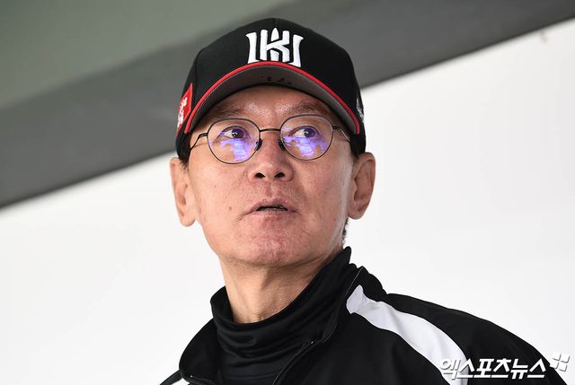 KT 위즈 이강철 감독이 취재진과 인터뷰하고 있다. 엑스포츠뉴스 DB