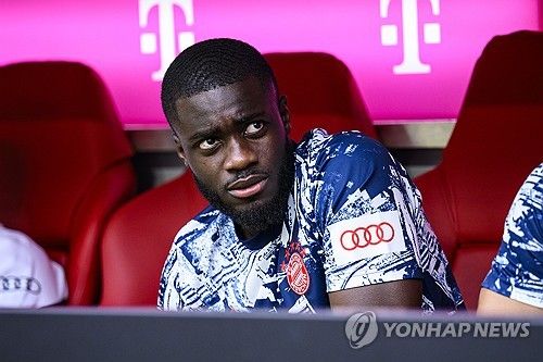 바이에른 뮌헨은 오는 5월 1일 오전 4시 독일 뮌헨에 위치한 알리안츠 아레나에서 레알 마드리드와 UEFA 챔피언스리그 준결승 1차전을 치른다. 경기를 앞두고 뮌헨을 이끄는 토마스 투헬 감독은 센터백 마테이스 더리흐트와 다요 우파메카노가 부상으로 인해 출전 여부를 정하지 못했다고 밝혔다. 센터백 2명이 부상을 입으면서 김민재는 레알과의 1차전 때 에릭 다이어와 함께 선발 센터백 조합으로 출전할 가능성이 생겼다. 연합뉴스