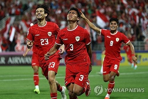 신태용 감독이 지휘하는 인도네시아 23세 이하(U-23) 축구대표팀은 30일(이하 한국시간) 카타르 도하에서 끝난 2024 아시아축구연맹(AFC) U-23 아시안컵 준결승에서 우즈베키스탄에 0-2로 완패했다. 이번 대회는 파리 올림픽 아시아 최종예선을 겸하고 있다. 이 대회에서 1∼3위를 차지하는 팀은 올림픽 본선 직행 티켓을 거머쥔다. 4위는 대륙간 플레이오프를 거쳐 파리행 여부를 가리는데 아프리카 4위를 확정지은 기니가 다음달 9일 프랑스 클레르 퐁텐에서 열리는 플레이오프에 먼저 오른 상태다. 인도네시아는 이날 패배에 따라 3~4위 결정전으로 밀렸다. 또 다른 준결승전에서 일본에 0-2로 패한 이라크와 아시아의 3번째 파리행 직행 티켓을 두고 한판 대결을 펼치게 됐다. 연합뉴스