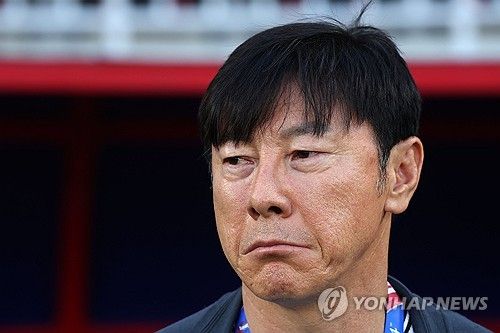 신태용 감독이 지휘하는 인도네시아 23세 이하(U-23) 축구대표팀은 30일(이하 한국시간) 카타르 도하에서 끝난 2024 아시아축구연맹(AFC) U-23 아시안컵 준결승에서 우즈베키스탄에 0-2로 완패했다. 이번 대회는 파리 올림픽 아시아 최종예선을 겸하고 있다. 이 대회에서 1∼3위를 차지하는 팀은 올림픽 본선 직행 티켓을 거머쥔다. 4위는 대륙간 플레이오프를 거쳐 파리행 여부를 가리는데 아프리카 4위를 확정지은 기니가 다음달 9일 프랑스 클레르 퐁텐에서 열리는 플레이오프에 먼저 오른 상태다. 인도네시아는 이날 패배에 따라 3~4위 결정전으로 밀렸다. 또 다른 준결승전에서 일본에 0-2로 패한 이라크와 아시아의 3번째 파리행 직행 티켓을 두고 한판 대결을 펼치게 됐다. 연합뉴스