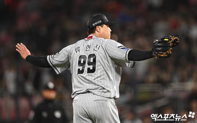 24일 오후 경기도 수원케이티위즈파크에서 열린 2024 신한 SOL Bank KBO리그 한화 이글스와 KT 위즈의 경기, 4회말 한화 선발투수 류현진이 동료들에게 격려를 보내고 있다. 엑스포츠뉴스DB
