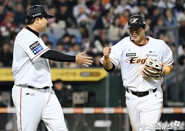 30일 오후 대전 한화생명이글스파크에서 열린 2024 신한 SOL Bank KBO리그 SSG 랜더스와 한화 이글스의 경기, 한화가 류현진의 호투와 노시환의 만루 홈런에 힘입어 SSG에 8대2 역전승을 거뒀다. 4회초 수비를 마친 한화 선발투수 류현진이 노시환을 바라보며 미소를 보이고 있다. 대전, 김한준 기자