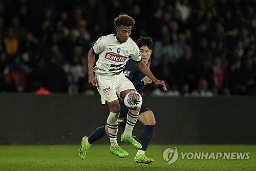 PSG는 4일 프랑스 파리에 위치한 파르크 데 프랭스에서 열린 스타드 렌과의 쿠프 드 프랑스 준결승 홈경기에서 전반 40분에 터진 킬리안 음바페의 결승골에 힘입어 승리를 거둬 결승 진출에 성공했다. 이날 이강인은 선발로 출전해 후반 39분까지 그라운드를 누볐으나 별다른 존재감을 보여주지 못하면서 프랑스 현지 매체로부터 혹평을 받았다. 지난 1월 트로페 데 샹피옹에서 우승한 이강인은 PSG가 쿠프 드 프랑스 결승전에 올라감에 따라 올시즌 최대 4관왕을 노릴 수 있게 됐다. 연합뉴스