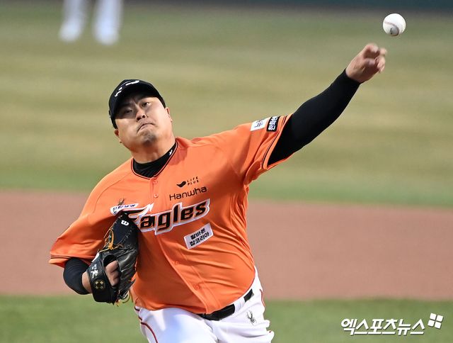 29일 오후 대전 한화생명이글스파크에서 열린 2024 신한 SOL Bank KBO리그 KT 위즈와 한화 이글스의 경기, 1회초 한화 선발투수 류현진이 공을 힘차게 던지고 있다. 엑스포츠뉴스 DB