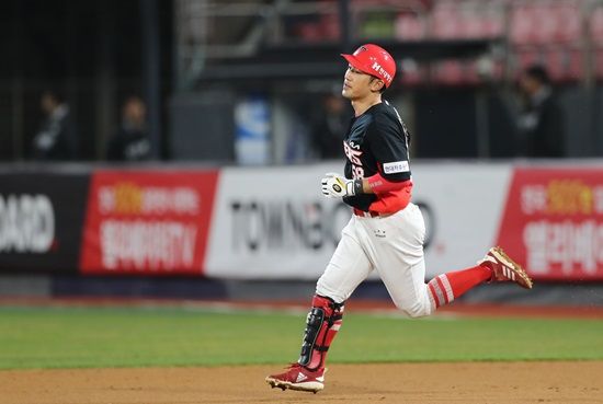 KIA 타이거즈 베테랑 타자 서건창. 지난 4월 3일 수원 KT 위즈전에서 560일 만에 1군 경기에서 홈런을 기록했다. 사진 KIA 타이거즈