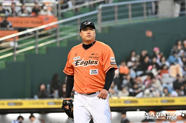 29일 오후 대전 한화생명이글스파크에서 열린 2024 신한 SOL Bank KBO리그 KT 위즈와 한화 이글스의 경기, 1회초 수비를 마친 한화 선발투수 류현진이 더그아웃으로 향하고 있다. 대전, 김한준 기자