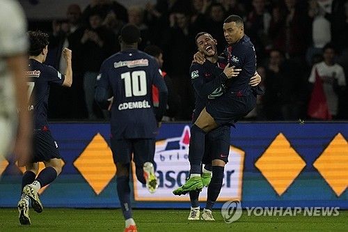 PSG는 4일 프랑스 파리에 위치한 파르크 데 프랭스에서 열린 스타드 렌과의 쿠프 드 프랑스 준결승 홈경기에서 전반 40분에 터진 킬리안 음바페의 결승골에 힘입어 승리를 거둬 결승 진출에 성공했다. 이날 이강인은 선발로 출전해 후반 39분까지 그라운드를 누볐으나 별다른 존재감을 보여주지 못하면서 프랑스 현지 매체로부터 혹평을 받았다. 지난 1월 트로페 데 샹피옹에서 우승한 이강인은 PSG가 쿠프 드 프랑스 결승전에 올라감에 따라 올시즌 최대 4관왕을 노릴 수 있게 됐다. 연합뉴스