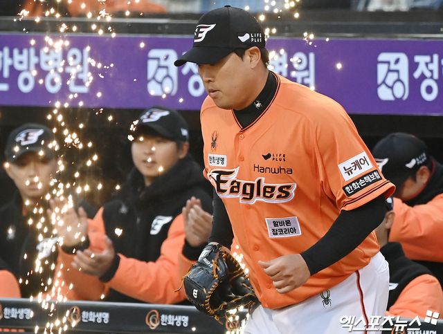 29일 오후 대전 한화생명이글스파크에서 열린 2024 신한 SOL Bank KBO리그 KT 위즈와 한화 이글스의 경기, 한화 류현진이 선수소개 때 입장하고 있다. 엑스포츠뉴스 DB