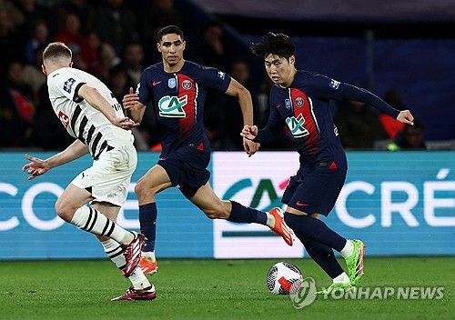 PSG는 4일 프랑스 파리에 위치한 파르크 데 프랭스에서 열린 스타드 렌과의 쿠프 드 프랑스 준결승 홈경기에서 전반 40분에 터진 킬리안 음바페의 결승골에 힘입어 승리를 거둬 결승 진출에 성공했다. 이날 이강인은 선발로 출전해 후반 39분까지 그라운드를 누볐으나 별다른 존재감을 보여주지 못하면서 프랑스 현지 매체로부터 혹평을 받았다. 지난 1월 트로페 데 샹피옹에서 우승한 이강인은 PSG가 쿠프 드 프랑스 결승전에 올라감에 따라 올시즌 최대 4관왕을 노릴 수 있게 됐다. 연합뉴스