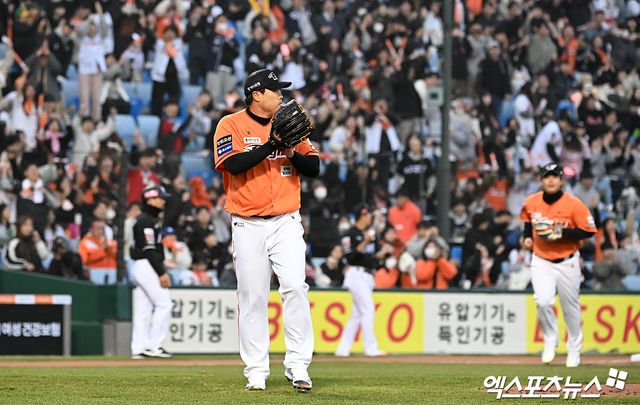 29일 오후 대전 한화생명이글스파크에서 열린 2024 신한 SOL Bank KBO리그 KT 위즈와 한화 이글스의 경기, 1회초 수비를 마친 한화 선발투수 류현진이 야수들에게 박수를 보내고 있다. 대전, 김한준 기자