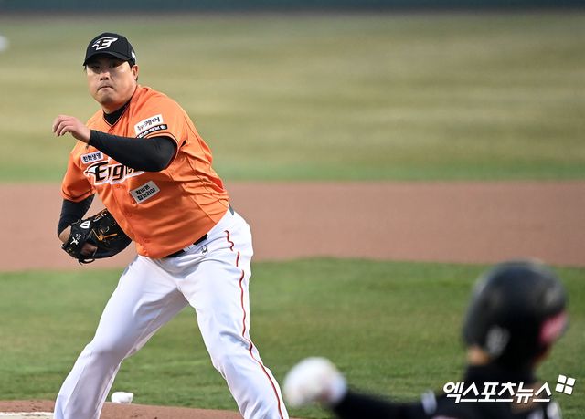 29일 오후 대전 한화생명이글스파크에서 열린 2024 신한 SOL Bank KBO리그 KT 위즈와 한화 이글스의 경기, 1회초 한화 선발투수 류현진이 공을 힘차게 던지고 있다. 대전, 김한준 기자