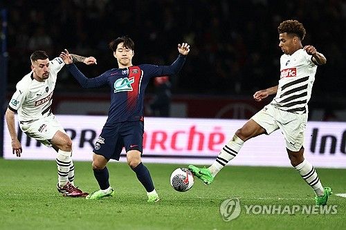 PSG는 4일 프랑스 파리에 위치한 파르크 데 프랭스에서 열린 스타드 렌과의 쿠프 드 프랑스 준결승 홈경기에서 전반 40분에 터진 킬리안 음바페의 결승골에 힘입어 승리를 거둬 결승 진출에 성공했다. 이날 이강인은 선발로 출전해 후반 39분까지 그라운드를 누볐으나 별다른 존재감을 보여주지 못하면서 프랑스 현지 매체로부터 혹평을 받았다. 지난 1월 트로페 데 샹피옹에서 우승한 이강인은 PSG가 쿠프 드 프랑스 결승전에 올라감에 따라 올시즌 최대 4관왕을 노릴 수 있게 됐다. 연합뉴스