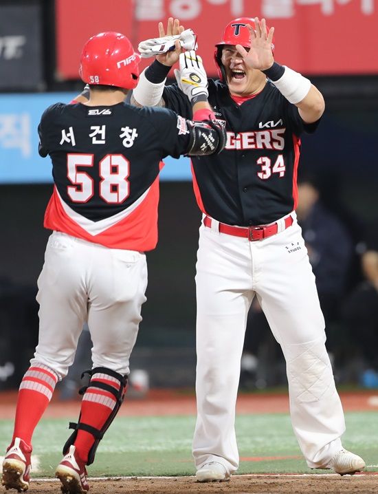 KIA 타이거즈 베테랑 타자 서건창. 지난 4월 3일 수원 KT 위즈전에서 560일 만에 1군 경기에서 홈런을 기록했다. 사진 KIA 타이거즈