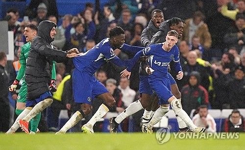 첼시는 5일 영국 런던에 위치한 스탬포드 브리지에서 열린 맨체스터 유나이티드와의 잉글리시 프리미어리그 31라운드 홈경기에서 난타전을 벌인 끝에 4 대 3 짜릿한 승리를 거뒀다. 이날 첼시 공격수 콜 팔머는 후반 추가시간에 2골을 터트리며 팀을 승리로 이끌었을 뿐만 아니라 해트트릭까지 달성했다. 경기 후 팔머는 어린 시절부터 맨유 팬이라고 고백해 눈길을 끌었다. 연합뉴스