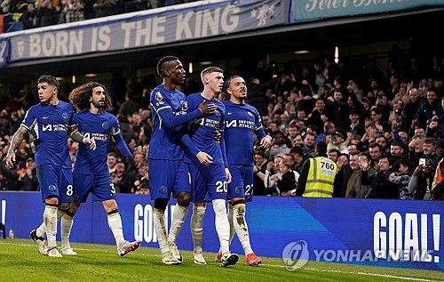 첼시는 5일 영국 런던에 위치한 스탬포드 브리지에서 열린 맨체스터 유나이티드와의 잉글리시 프리미어리그 31라운드 홈경기에서 난타전을 벌인 끝에 4 대 3 짜릿한 승리를 거뒀다. 이날 첼시 공격수 콜 팔머는 후반 추가시간에 2골을 터트리며 팀을 승리로 이끌었을 뿐만 아니라 해트트릭까지 달성했다. 경기 후 팔머는 어린 시절부터 맨유 팬이라고 고백해 눈길을 끌었다. 연합뉴스