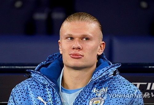 토트넘 홋스퍼에서 최근 400경기 출전을 달성한 레전드 손흥민은 한 매체가 선정한 30대 공격수 스리톱 중 한 명으로 뽑혔다. 토트넘에서 400경기에 나와 160골을 터트린 1992년생 손흥민은 해리 케인과 모하메드 살라와 함께 30대를 대표하는 공격수로 선정됐다. 20대 공격수 스리톱은 엘링 홀란과 킬리안 음바페 그리고 부카요 사카로 구성됐다. 마지막으로 10대 공격수 3인방엔 라민 야말과 엔드릭 그리고 알레한드로 가르나초가 이름을 올렸다. 연합뉴스