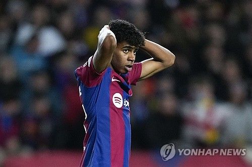 토트넘 홋스퍼에서 최근 400경기 출전을 달성한 레전드 손흥민은 한 매체가 선정한 30대 공격수 스리톱 중 한 명으로 뽑혔다. 토트넘에서 400경기에 나와 160골을 터트린 1992년생 손흥민은 해리 케인과 모하메드 살라와 함께 30대를 대표하는 공격수로 선정됐다. 20대 공격수 스리톱은 엘링 홀란과 킬리안 음바페 그리고 부카요 사카로 구성됐다. 마지막으로 10대 공격수 3인방엔 라민 야말과 엔드릭 그리고 알레한드로 가르나초가 이름을 올렸다. 연합뉴스